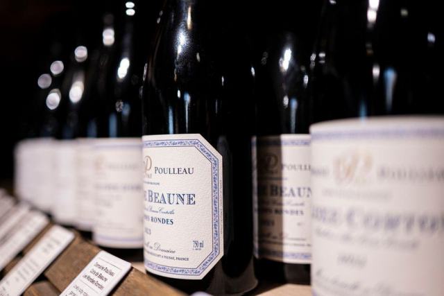 Photo d'illustration : des bouteilles couchées dans une cave